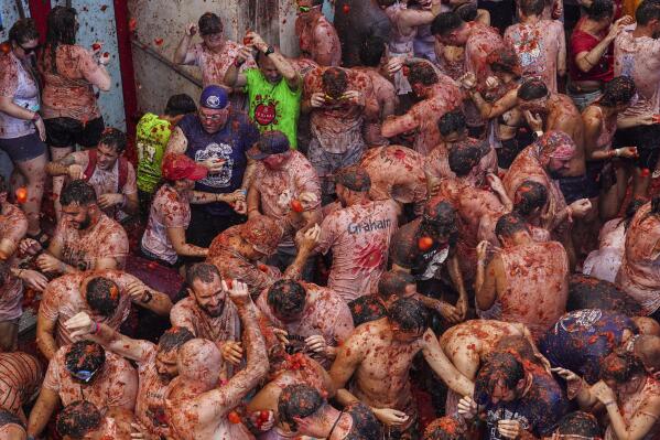 Spain s Tomatina battle returns after pandemic hiatus AP News